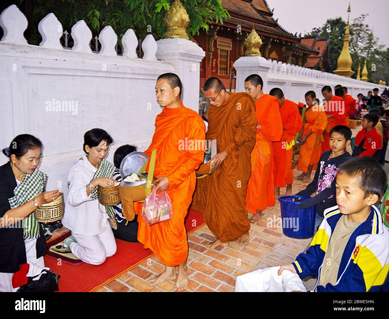 Nourriture pour les moines à Luang Prabang, Laos Banque D'Images
