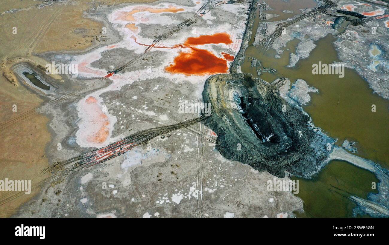 Dingbian. 31 mai 2020. Photo aérienne prise le 31 mai 2020 montre le lac Gouhu, le plus grand lac salé du comté de Dingbian, dans la province de Shaanxi, au nord-ouest de la Chine. Credit: Liu Xiao/Xinhua/Alay Live News Banque D'Images