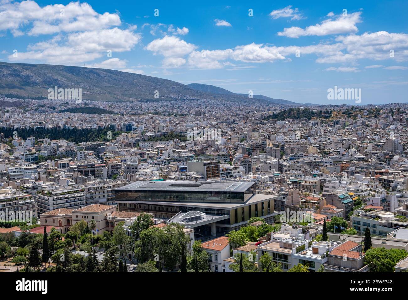 Le musée de l'Acropole d'Athènes expose les découvertes du site archéologique de l'Acropole et du paysage urbain lors d'une journée ensoleillée de printemps. Vue depuis la colline de l'Acropole. ATT Banque D'Images