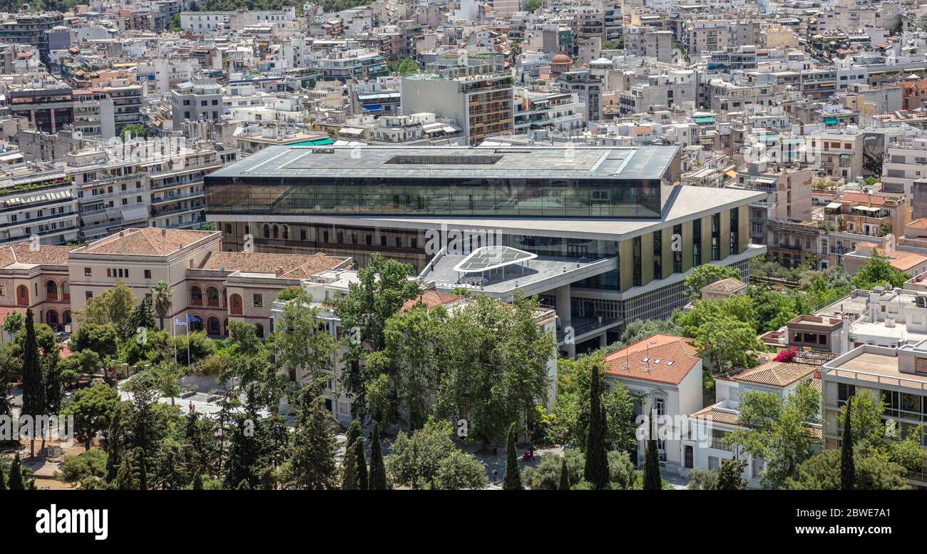Le musée de l'Acropole d'Athènes, nouveau bâtiment moderne, expose les découvertes du site archéologique de l'Acropole, vue depuis la colline de l'Acropole. Attica, Grèce Banque D'Images
