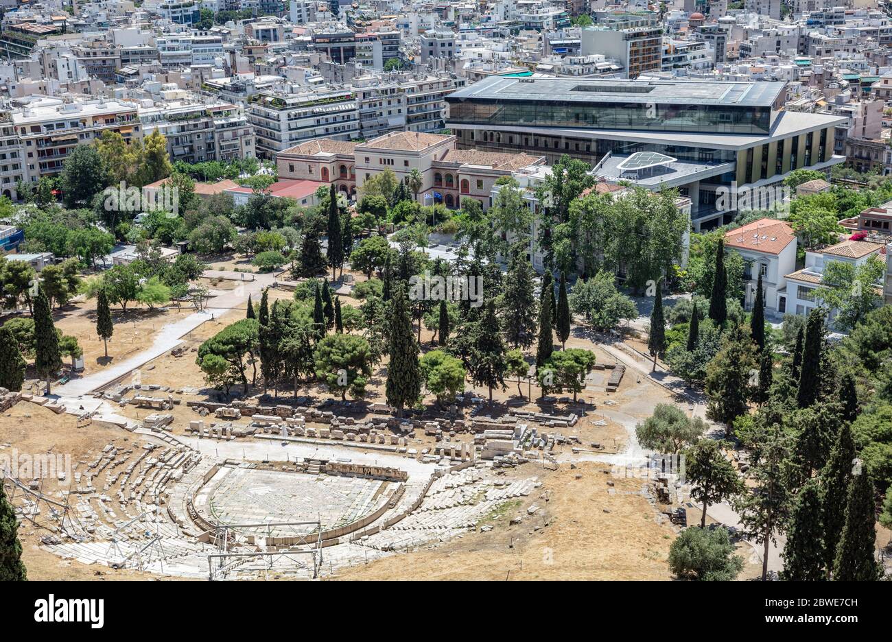 Le musée de l'Acropole d'Athènes, le nouveau bâtiment moderne et l'ancien théâtre Dionysos, vue depuis la colline de l'Acropole. Attica, Grèce Banque D'Images