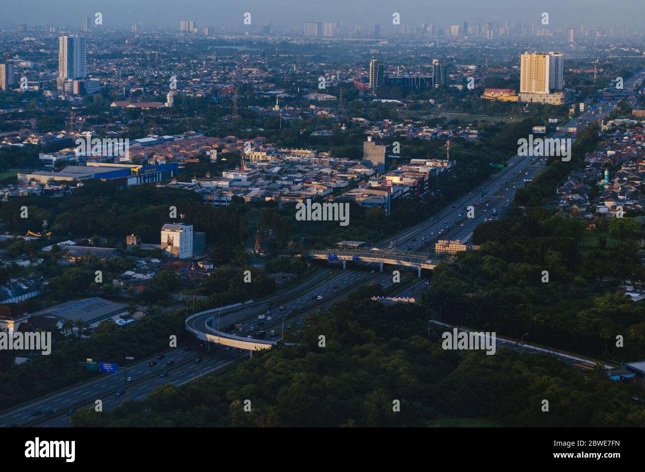 Vue aérienne de la route à péage de Jakarta - Merak pendant la quarantaine du coronavirus à Jakarta et dans la zone métropolitaine montrant le mouvement continu. Banque D'Images