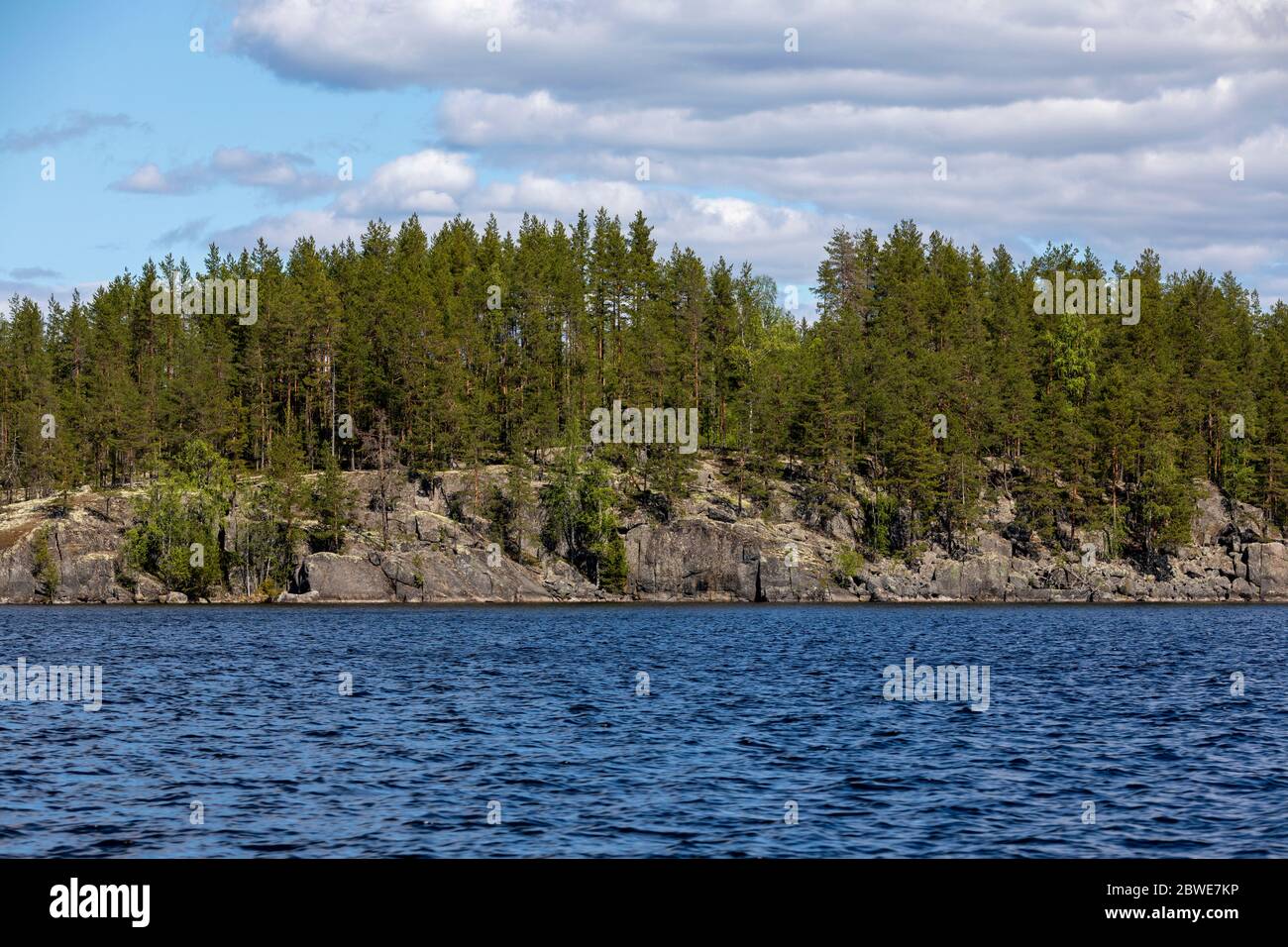 Nature finlandaise des lacs avec littoral rocheux, forêt et eau bleue Banque D'Images