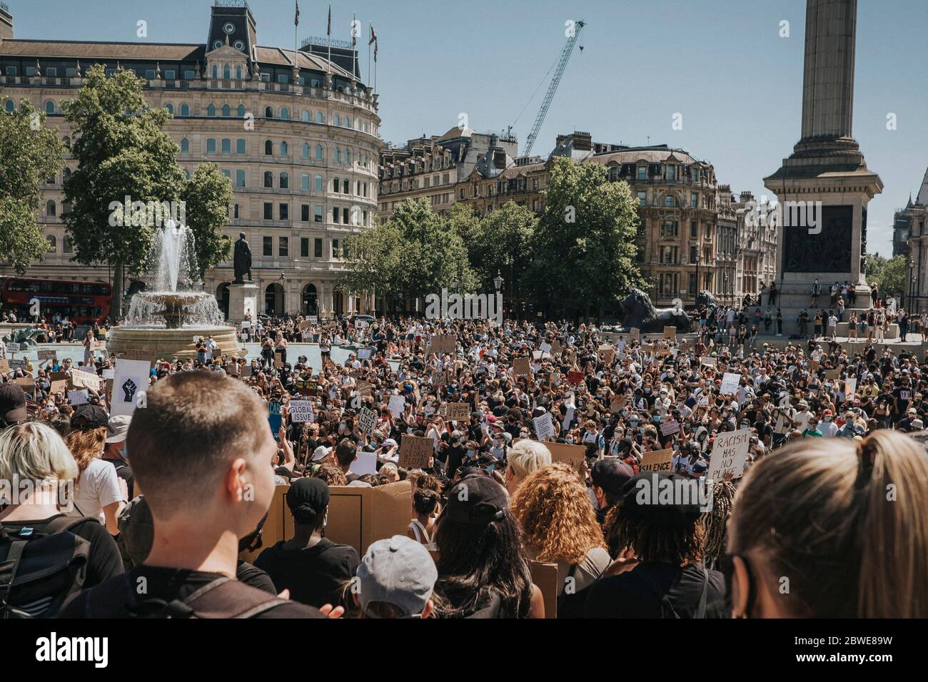 Manifestations de la vie noire les gens participent à une manifestation en mémoire de George Floyd à Trafalgar Square à Londres, le dimanche 31 mai 2020 Banque D'Images