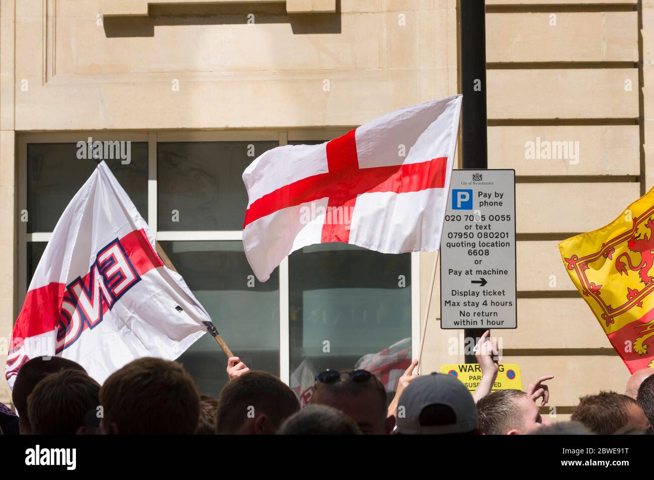 Membres de la Ligue de défense anglaise (EDL) lors d'une marche organisée par un groupe qui s'appelle "citoyens britanniques contre les extrémistes musulmans". La manifestation est sur le point de t. Banque D'Images