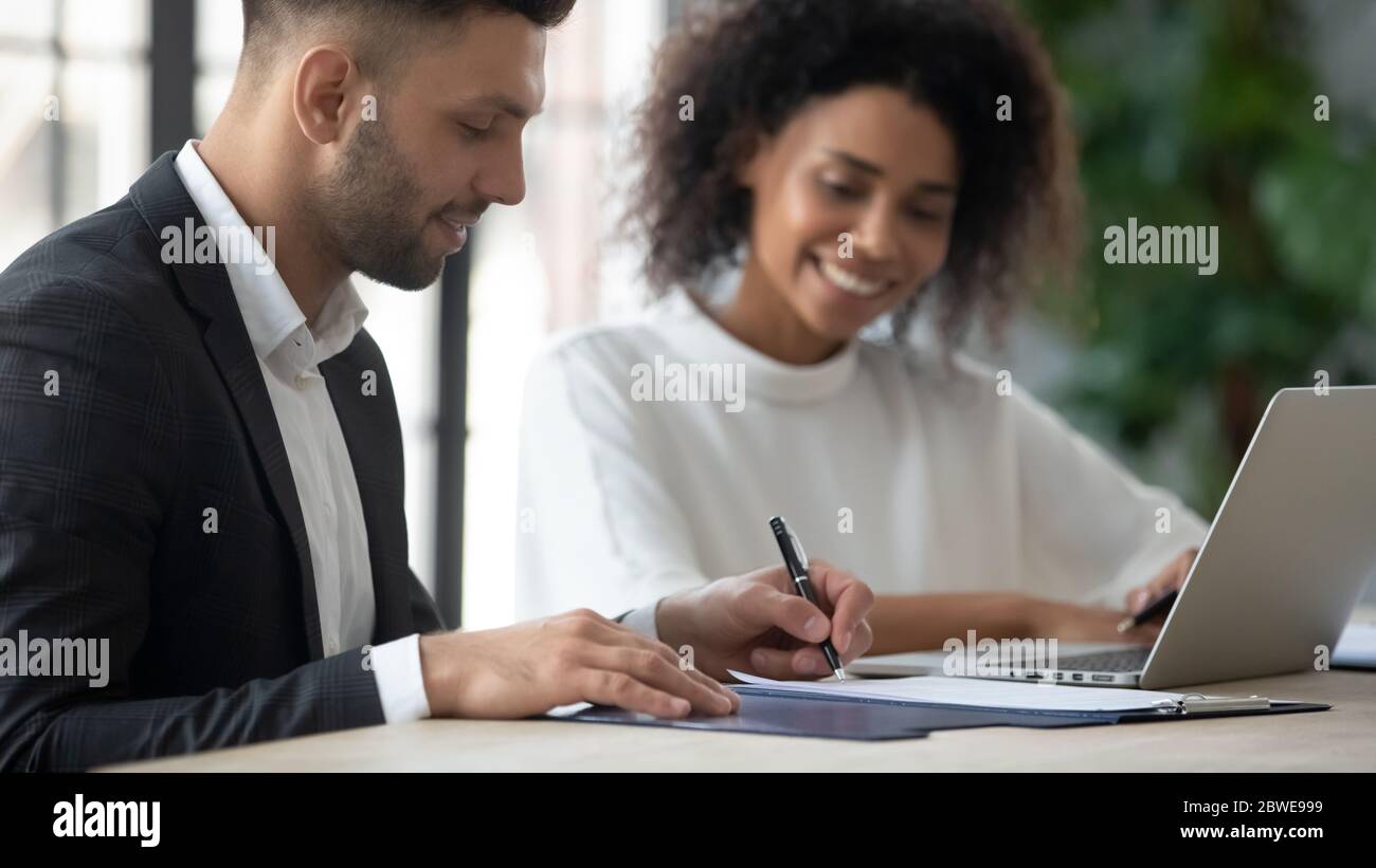 Client satisfait signant le contrat, faisant affaire avec une femme d'affaires afro-américaine Banque D'Images