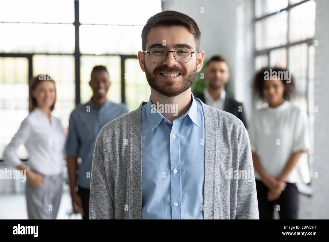 Portrait d'homme d'affaires souriant avec équipe d'affaires Banque D'Images