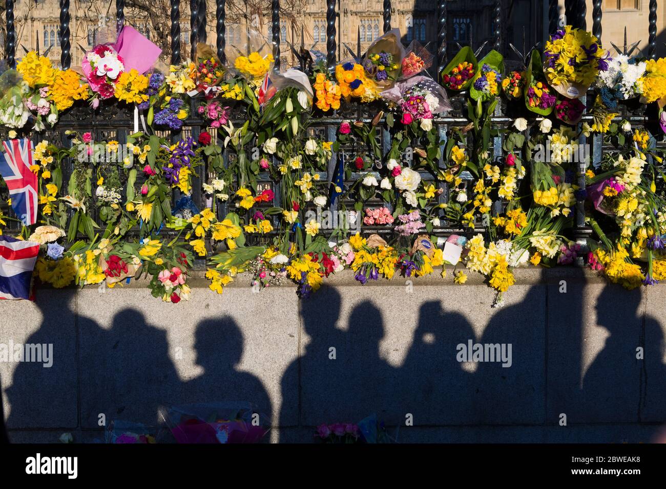 Hommages floraux, sur les rails des chambres du Parlement pour les victimes des mercredis derniers (22/03/17), attentat terroriste perpétré par Khalid Masood, 52, ont Banque D'Images