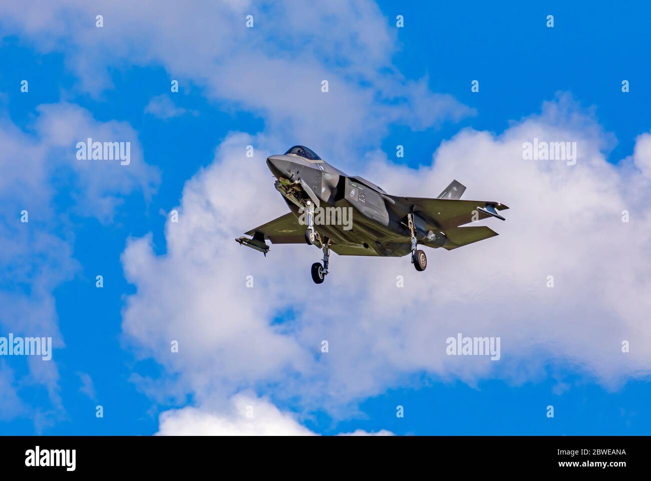 Ce chasseur à réaction Lightning II Lockheed Martin F-35A approche de la piste pour atterrir à la base aérienne Hill, Layton, Utah, États-Unis. Banque D'Images