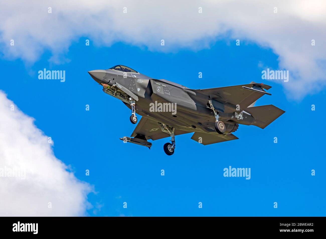 Ce chasseur à réaction Lightning II Lockheed Martin F-35A approche de la piste pour atterrir à la base aérienne Hill, Layton, Utah, États-Unis. Banque D'Images