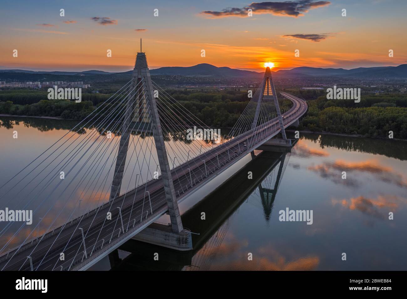 Budapest, Hongrie - vue aérienne du pont suspendu de Megyeri au coucher du soleil avec un ciel bleu et doré et des nuages et le coucher du soleil Banque D'Images