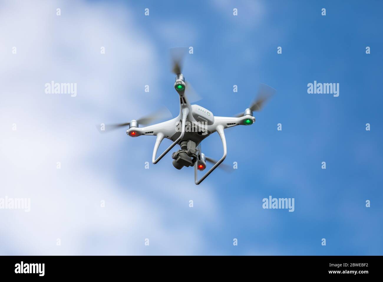Quadricoptère de drone avec caméra numérique haute résolution sur fond de ciel. Banque D'Images