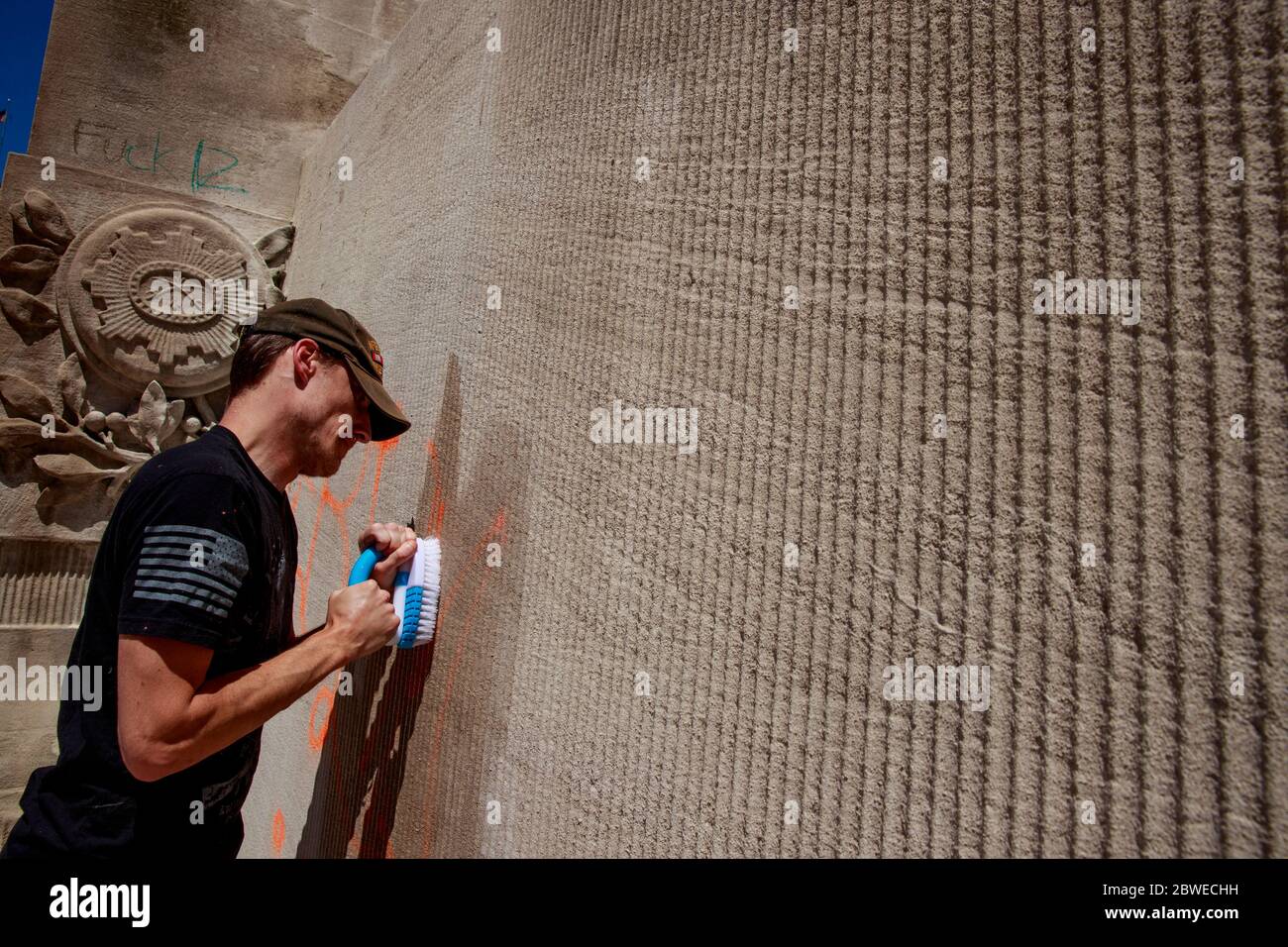 Christopher Saxon, un vétéran afghan souffrant du PTSD, tente de nettoyer les graffitis du mémorial de guerre après les émeutes en réponse à l'assassinat de George Floyd et Sean Reed à Indianapolis.Saxon a déclaré qu'il a servi avec la Golf Company, 1er peloton, du 2e Bataillon, 5e Marines, en Afghanistan en 2012, Et est désactivé à 100 % pour PTSD. Saxon a dit qu'il avait de l'anxiété juste aller au mémorial, mais a dit: «Je me suis battu pour les droits des gens, et la liberté d'expression. Saxon a appelé la police qui a tué George Lloyd, des « poubelles », mais a déclaré que toutes les policiers ne sont pas mauvaises. Il a dit qu'il avait ressenti le graffiti Banque D'Images