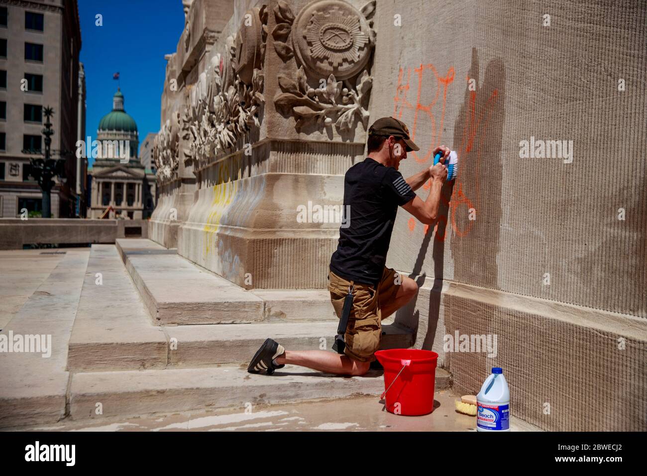 Christopher Saxon, un vétéran afghan souffrant du PTSD, tente de nettoyer les graffitis du mémorial de guerre après les émeutes en réponse à l'assassinat de George Floyd et Sean Reed à Indianapolis.Saxon a déclaré qu'il a servi avec la Golf Company, 1er peloton, du 2e Bataillon, 5e Marines, en Afghanistan en 2012, Et est désactivé à 100 % pour PTSD. Saxon a dit qu'il avait de l'anxiété juste aller au mémorial, mais a dit: «Je me suis battu pour les droits des gens, et la liberté d'expression. Saxon a appelé la police qui a tué George Lloyd, des « poubelles », mais a déclaré que toutes les policiers ne sont pas mauvaises. Il a dit qu'il avait ressenti le graffiti Banque D'Images