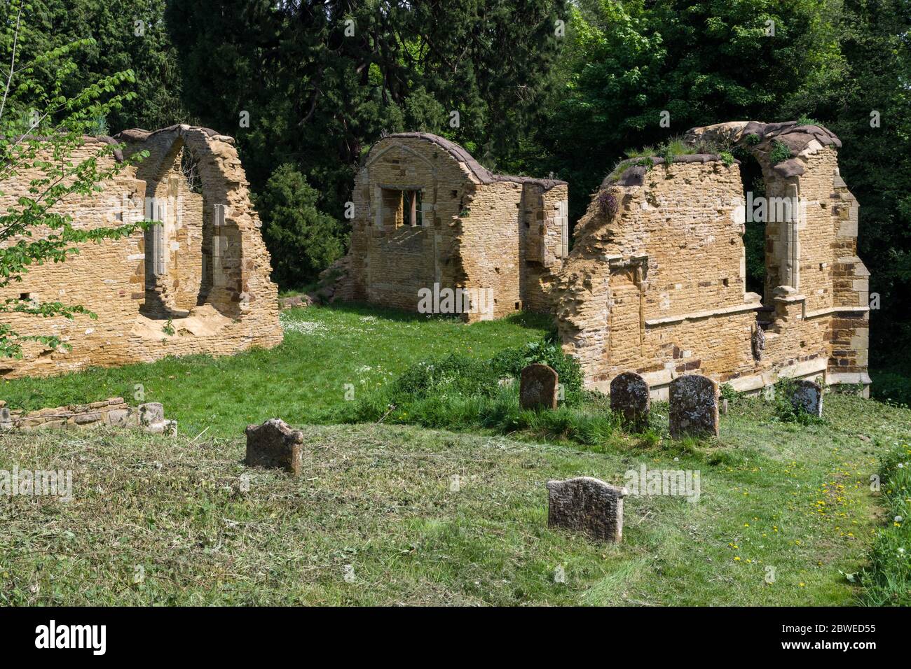 Ruines de l'église du XIVe siècle de Saint John, largement considéré comme hanté, Boughton, Northamptonshire, Royaume-Uni Banque D'Images