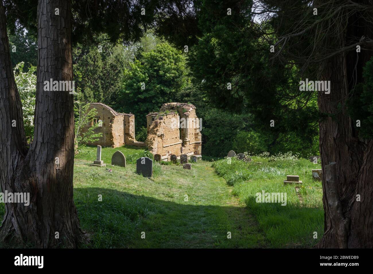 Ruines de l'église du XIVe siècle de Saint John, largement considéré comme hanté, Boughton, Northamptonshire, Royaume-Uni Banque D'Images