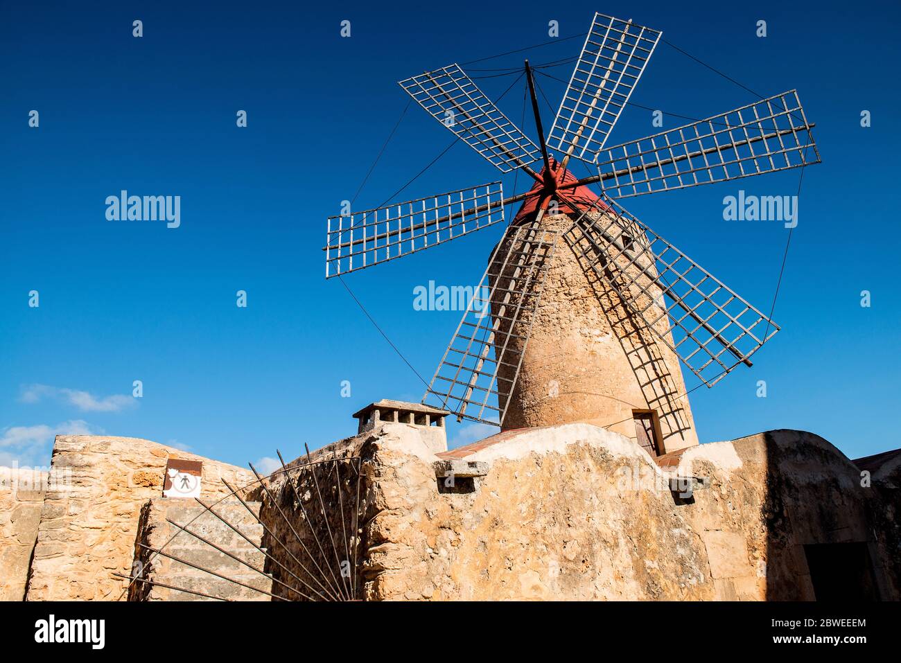 Moulin à vent à farine de style ancien contre un ciel bleu clair à Agaida à Majorque, Espagne. Banque D'Images