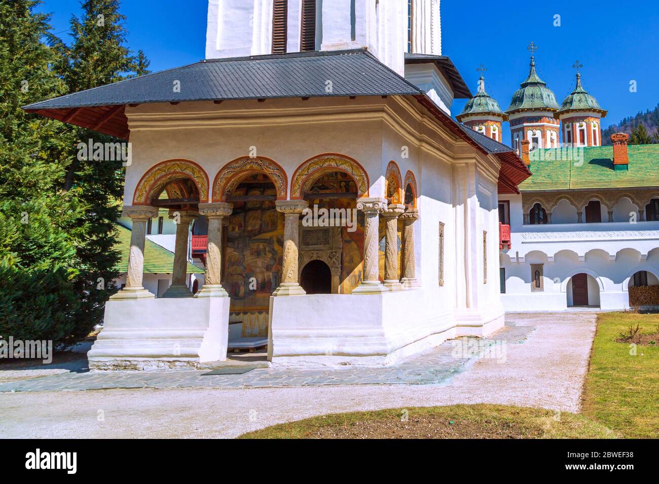 L'entrée de l'ancienne église au monastère de Sinaia en Transylvanie, Roumanie Banque D'Images