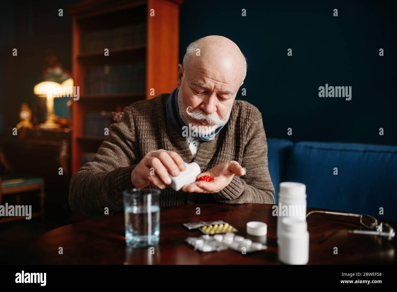Homme âgé main avec des pilules, maladies liées à l'âge Banque D'Images