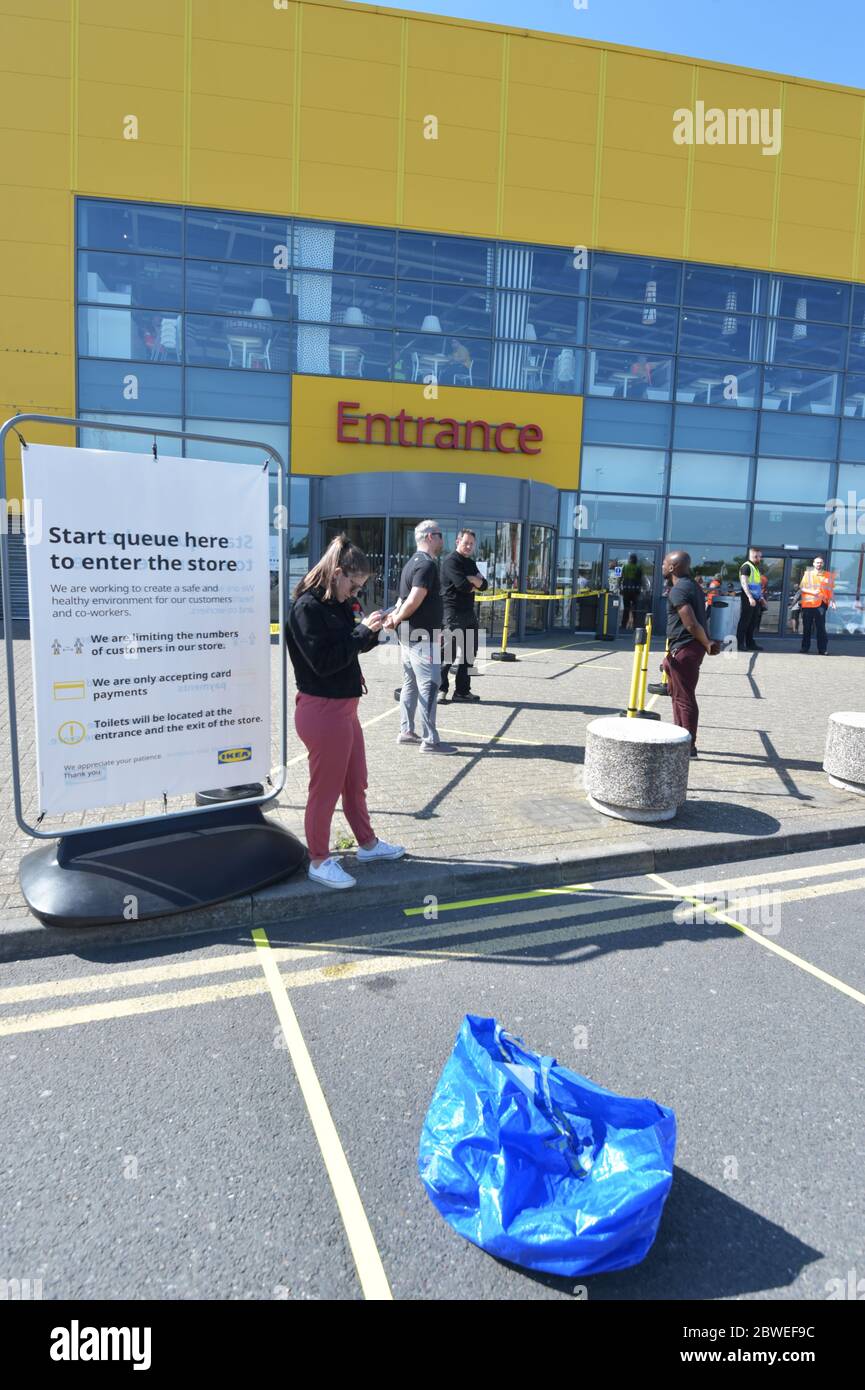 Les trois premières personnes faisant la queue au magasin Ikea de Lakeside, Thurrock, Essex, qui a rouvert ses portes dans le cadre d'un assouplissement plus large des restrictions de confinement en Angleterre. Banque D'Images