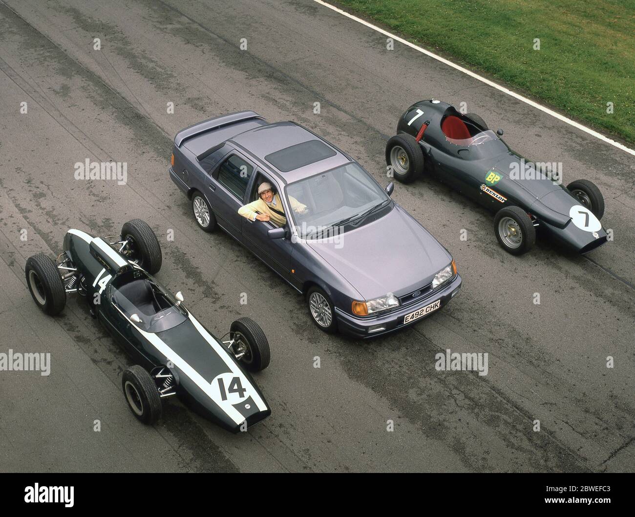 Jackie Stewart avec quelques-unes de ses voitures de course Grand Prix et une Ford Sierra Cosworth à Oulton Park 1988 Banque D'Images