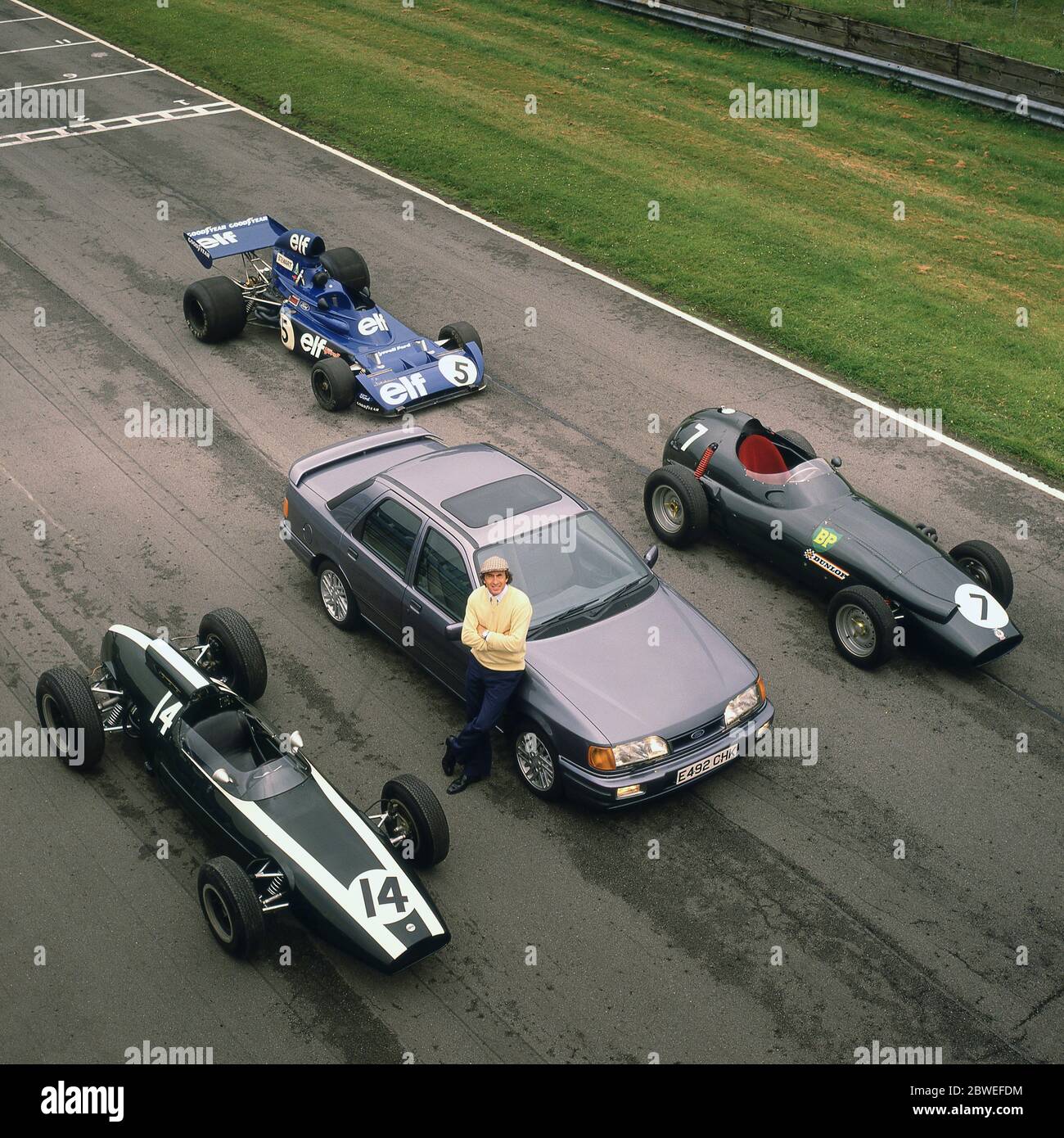 Jackie Stewart avec quelques-unes de ses voitures de course Grand Prix à Oulton Park 1988 Banque D'Images