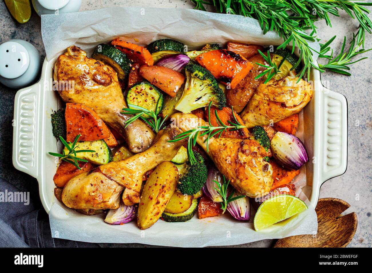 Des cuisses de poulet cuites avec des légumes dans le plat du four ...