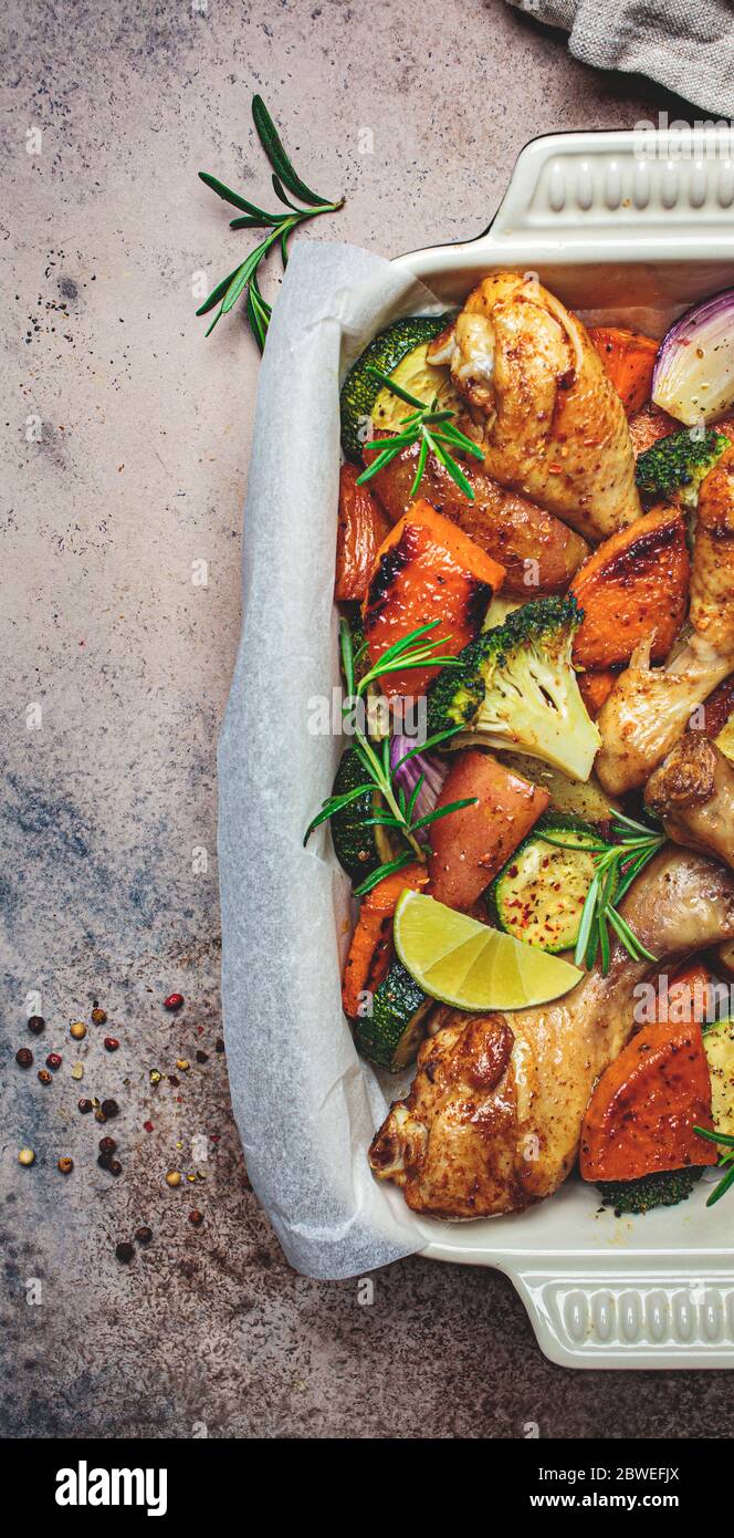Des cuisses de poulet cuites avec des légumes dans le plat du four ...