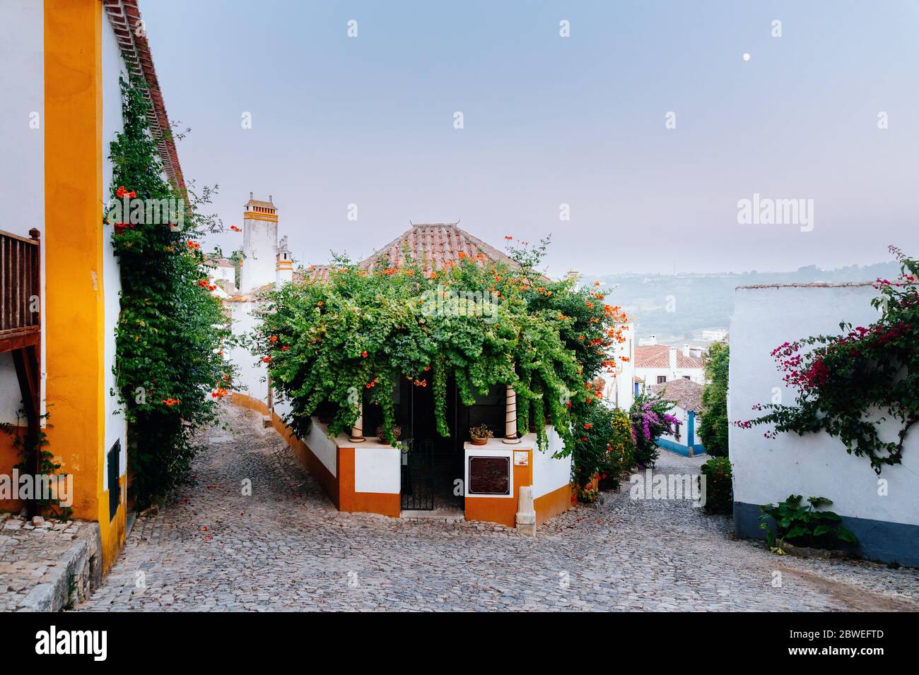Obidos, Portugal, Europe. Vue sur le centre-ville historique au coucher du soleil Banque D'Images