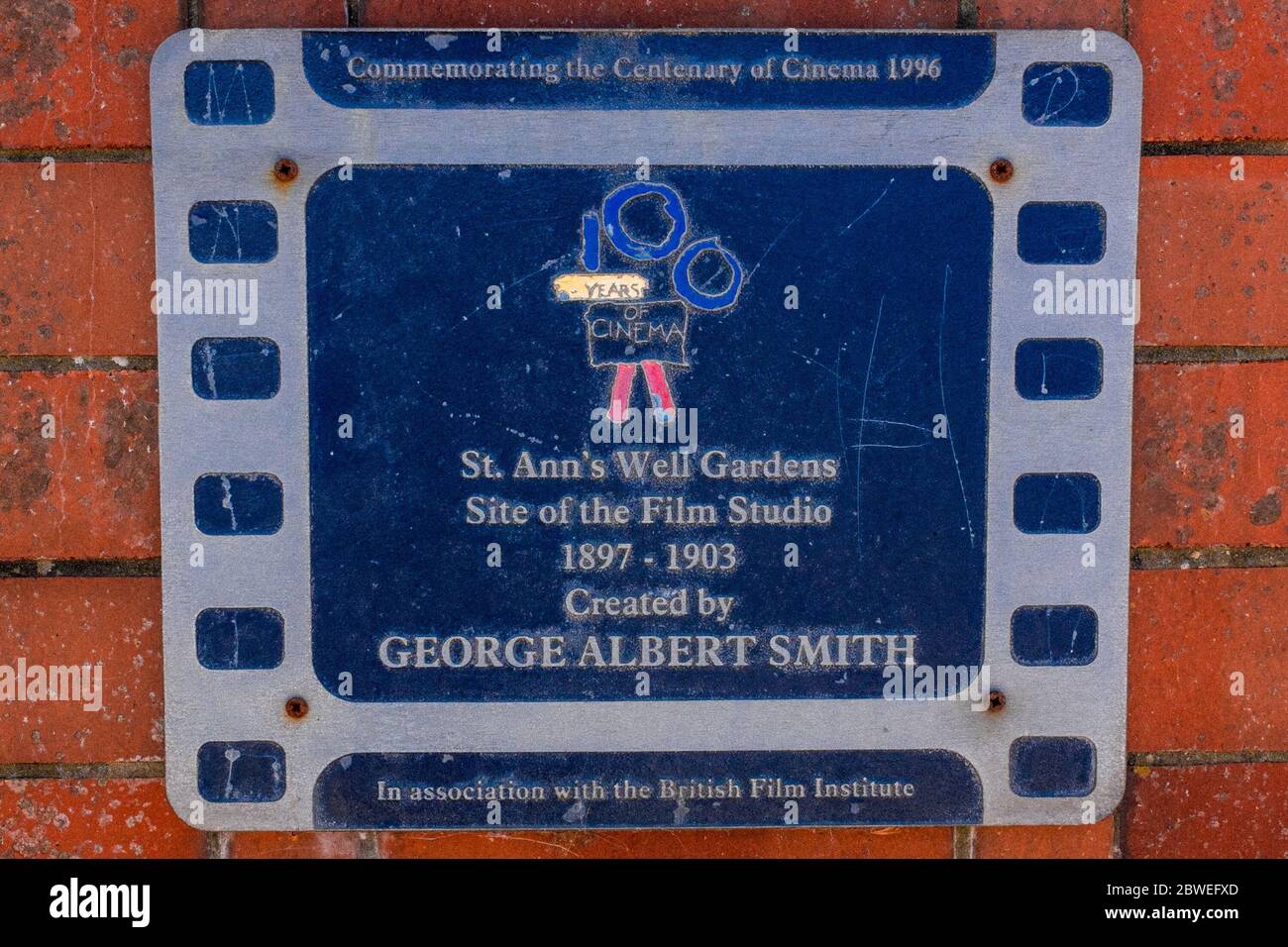 LE PUITS DE ST ANN DE FILM STUDIOS 1897 - 1903 CRÉÉ PAR LA PLAQUE GEORGE ALBERT SMITH SUR LA ROUTE SOMMERHILL ENTRÉE DU PARC Banque D'Images