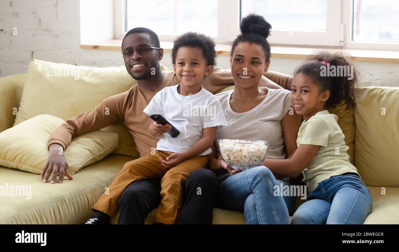 Toute la famille africaine passe un week-end à la maison pour regarder la télévision Banque D'Images
