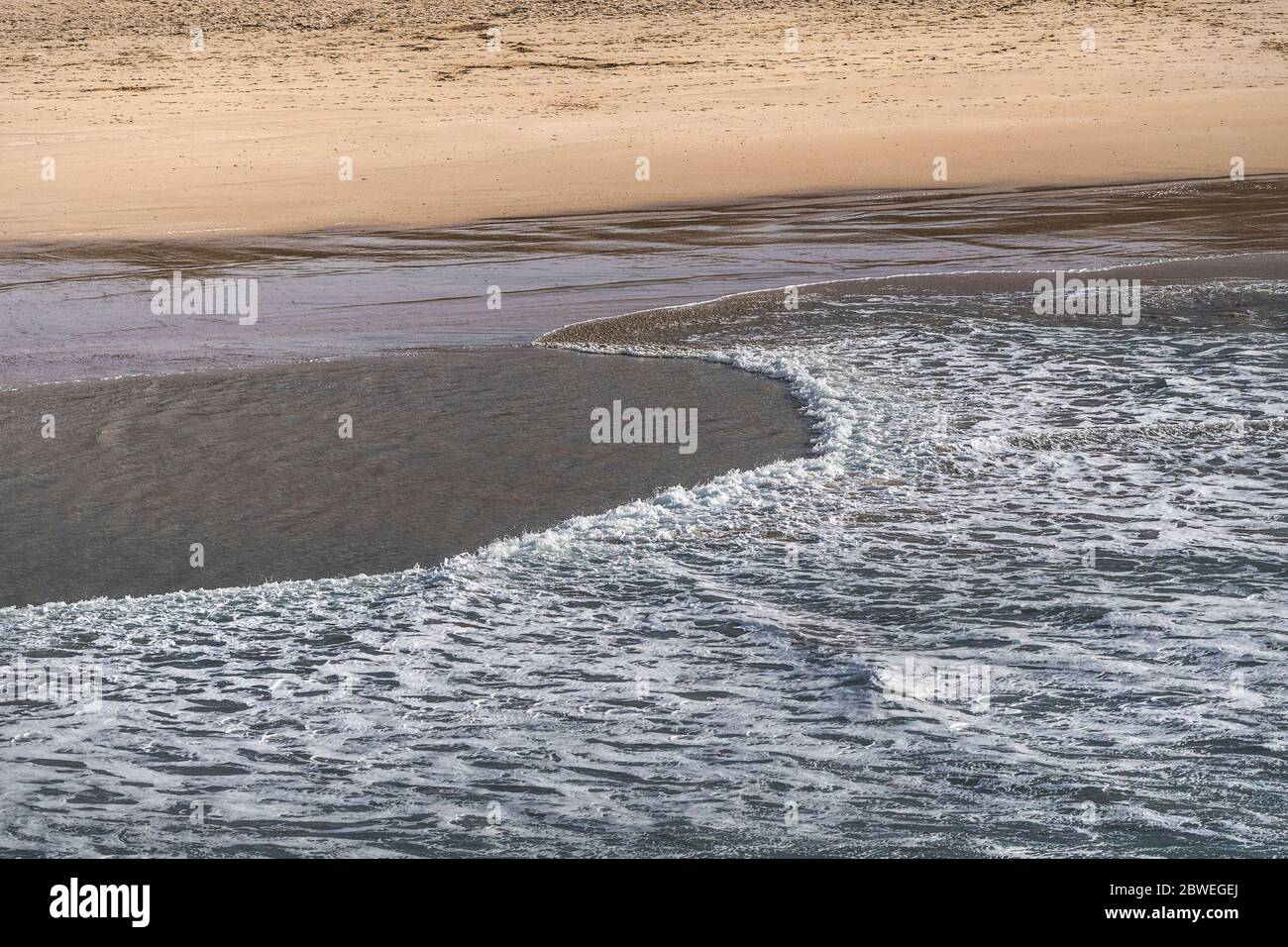 Marée entrante sur la plage de Crantock à Newquay, à Cornwall. Banque D'Images