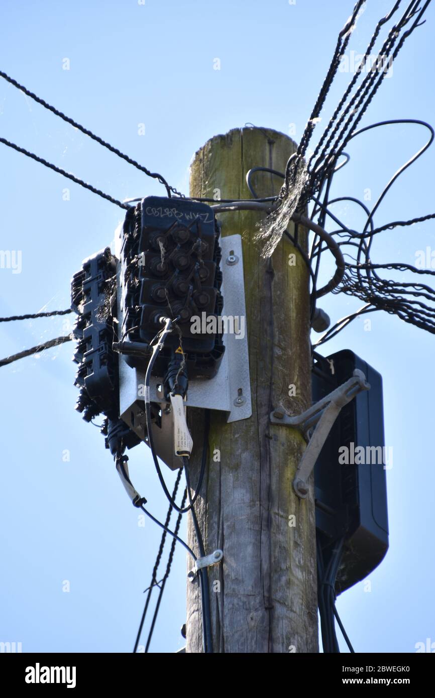 Le haut d'un poteau de télégraphe BT avec points de distribution activés Banque D'Images