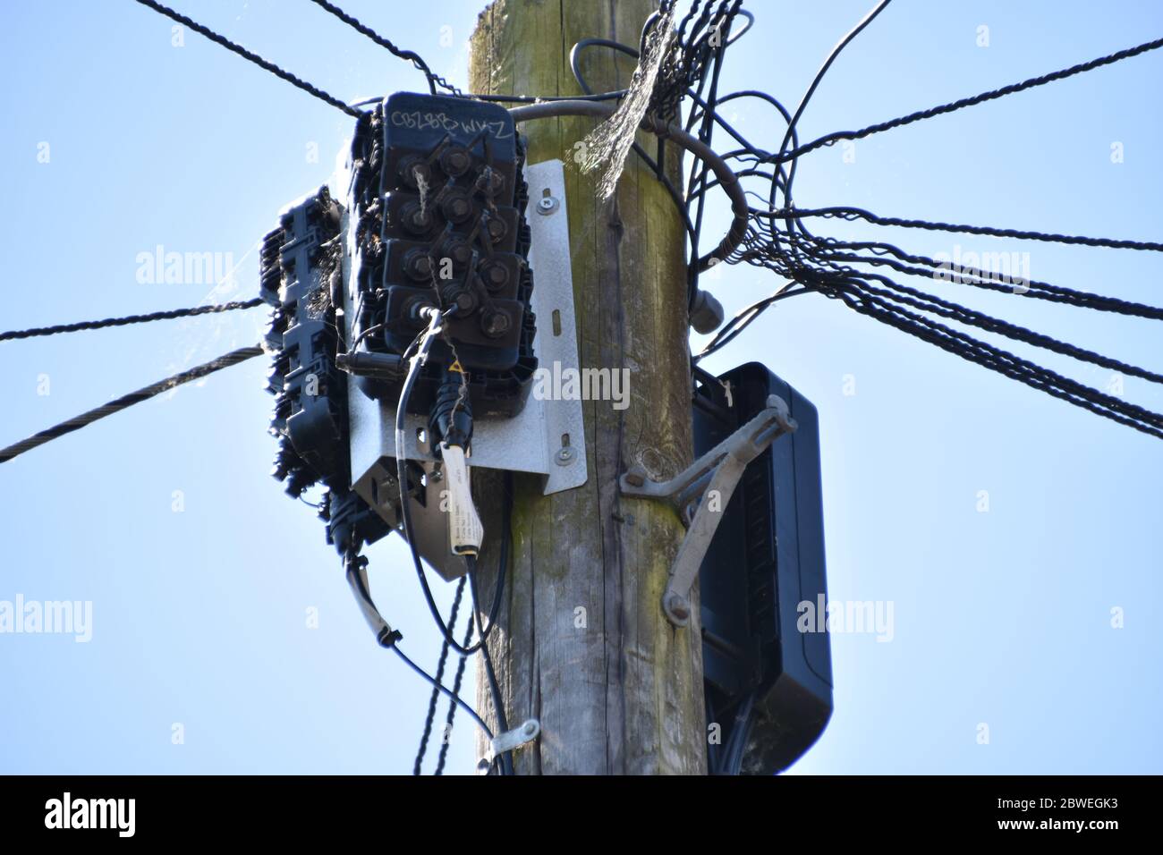 Le haut d'un poteau de télégraphe BT avec points de distribution activés Banque D'Images