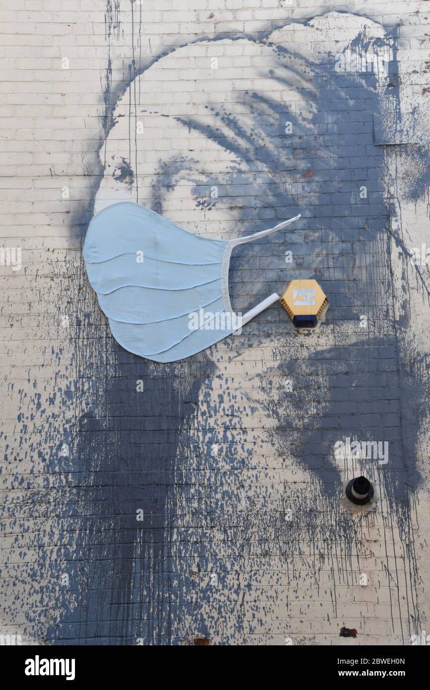 Graffitis Banksy la fille avec le tympan percé avec masque bleu (Covid-19). Albion Dockyard, Hanover place, Bristol Banque D'Images