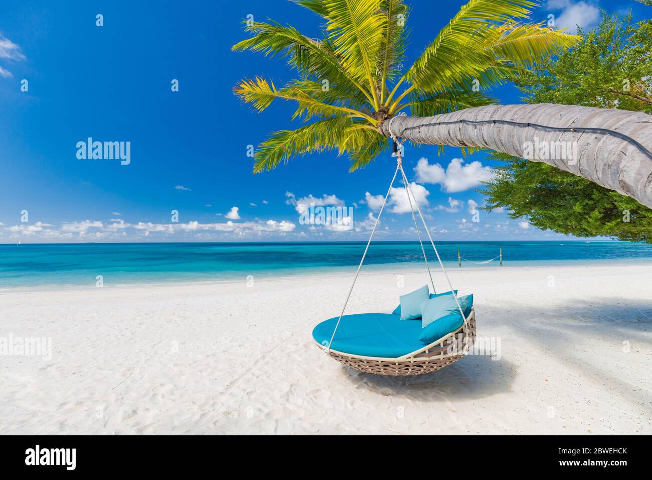 Fond tropical de plage comme paysage d'été avec balançoire de plage ou hamac et sable blanc et mer calme pour la bannière de plage. Des vacances parfaites sur la plage Banque D'Images