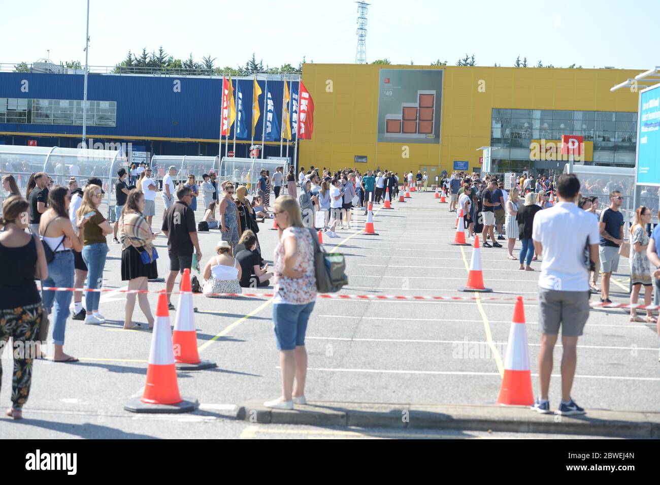 Les gens font la queue au magasin Ikea de Lakeside, Thurrock, Essex, qui a rouvert ses portes dans le cadre d'un assouplissement plus large des restrictions de confinement en Angleterre. Banque D'Images