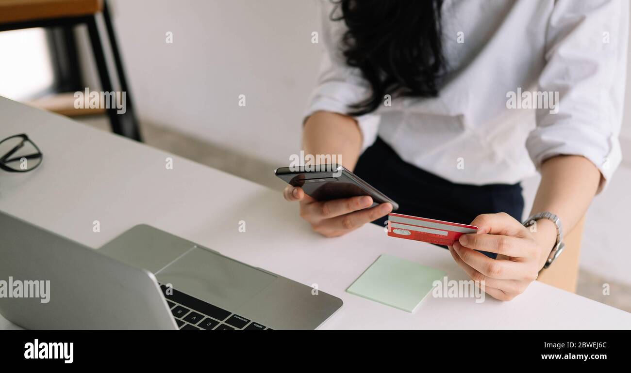 Gros plan femme utilisant la carte de crédit pour acheter et acheter en ligne sur téléphone mobile Banque D'Images