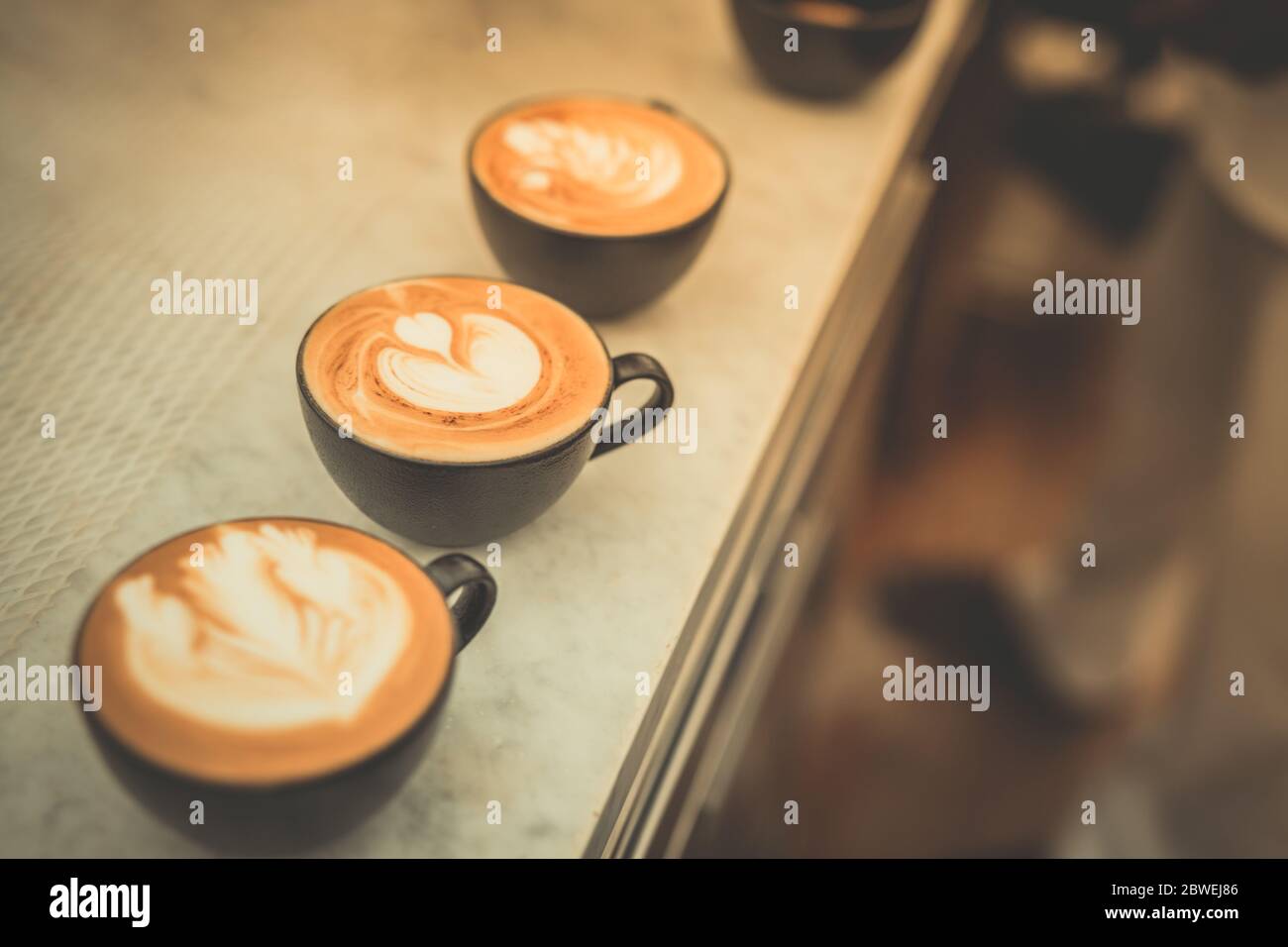 De magnifiques cafés d'art latte sur la table. Banque D'Images