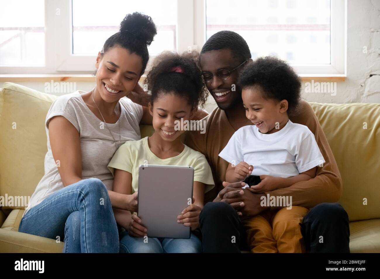Les familles africaines avec enfants passent du temps libre à utiliser une tablette Banque D'Images