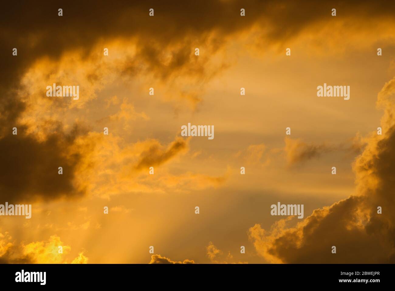 Coucher du soleil Ciel avec nuages d'or comme arrière-plan Banque D'Images