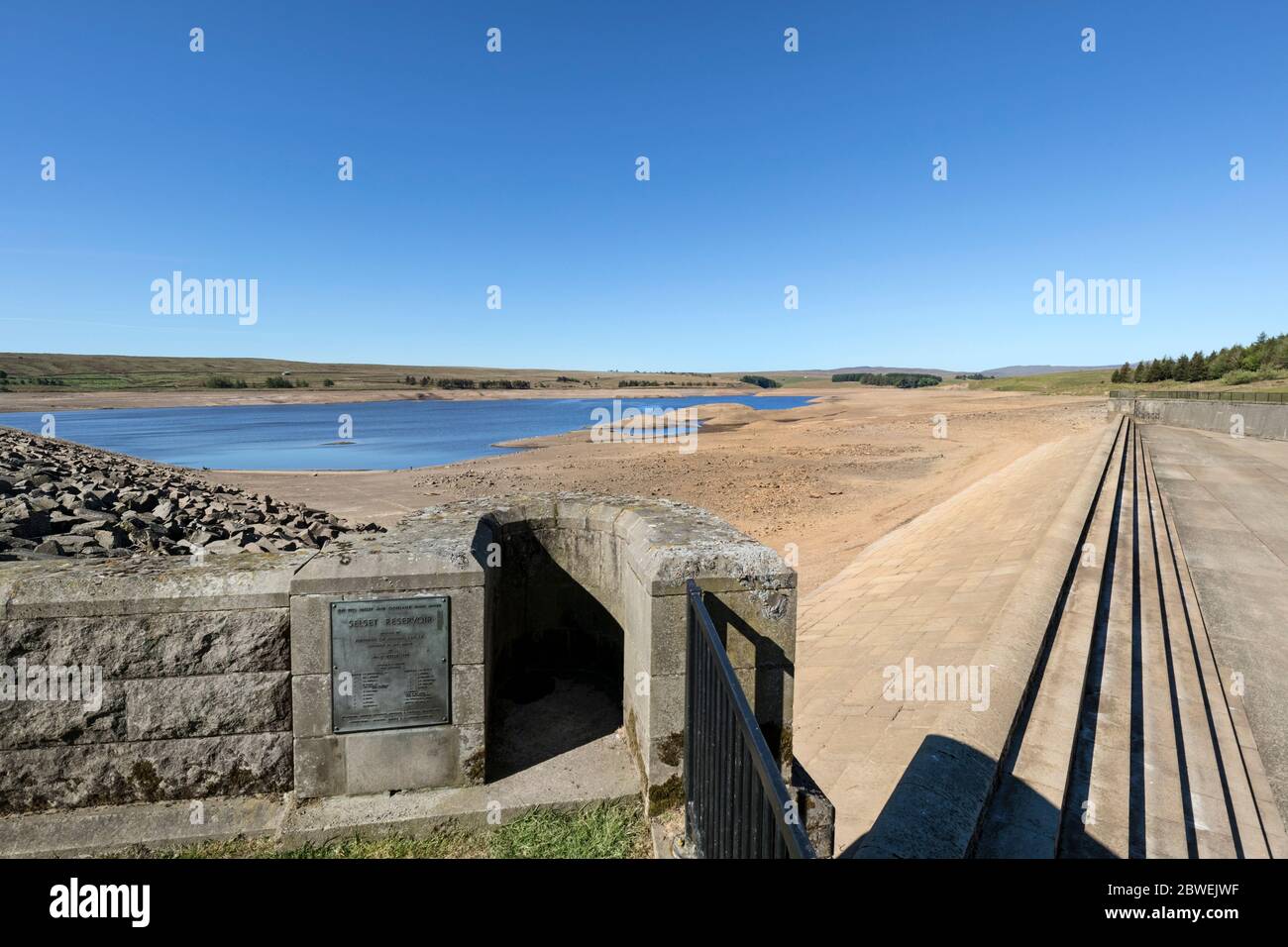 Selset Reservoir, Lunedale, comté de Durham, Royaume-Uni. 1er juin 2020. Météo Royaume-Uni. Après le plus sec de mai, associé à des travaux de réparation en aval, les rives parées et fissurées du réservoir Selset cuisent sous un soleil chaud. Crédit : David Forster/Alay Live News Banque D'Images