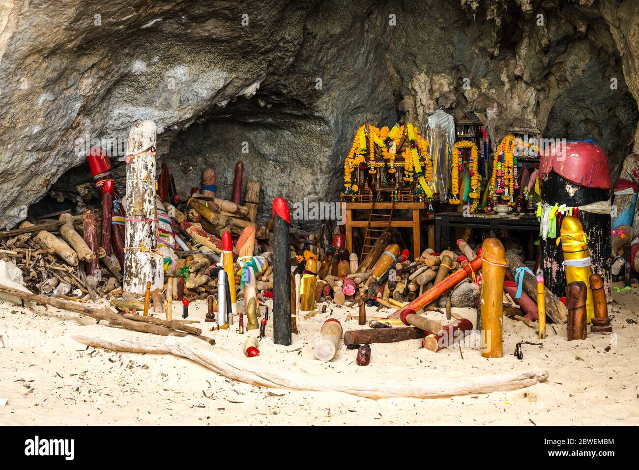 Phra Nang Princess Cave à Railay Beach Krabi Phallus Shrine Banque D'Images
