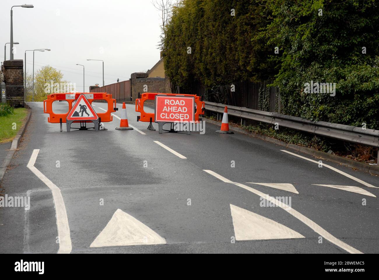 Des barrières traversant la route locale pour empêcher la circulation de l'utiliser pendant les travaux routiers, Kent, Angleterre Banque D'Images