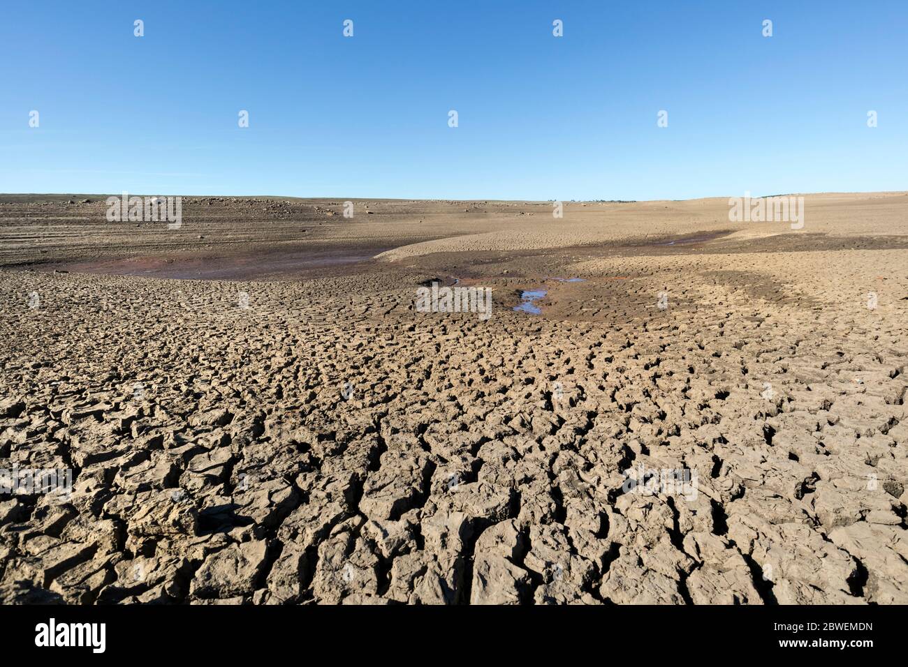 Selset Reservoir, Lunedale, comté de Durham, Royaume-Uni. 1er juin 2020. Météo Royaume-Uni. Après le plus sec de mai, associé à des travaux de réparation en aval, les rives parées et fissurées du réservoir Selset cuisent sous un soleil chaud. Crédit : David Forster/Alay Live News Banque D'Images