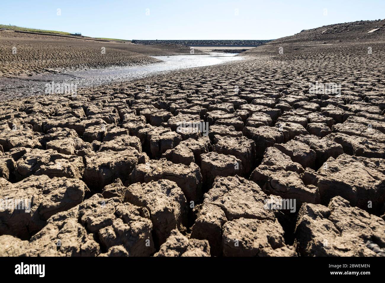 Selset Reservoir, Lunedale, comté de Durham, Royaume-Uni. 1er juin 2020. Météo Royaume-Uni. Après le plus sec de mai, associé à des travaux de réparation en aval, les rives parées et fissurées du réservoir Selset cuisent sous un soleil chaud. Crédit : David Forster/Alay Live News Banque D'Images