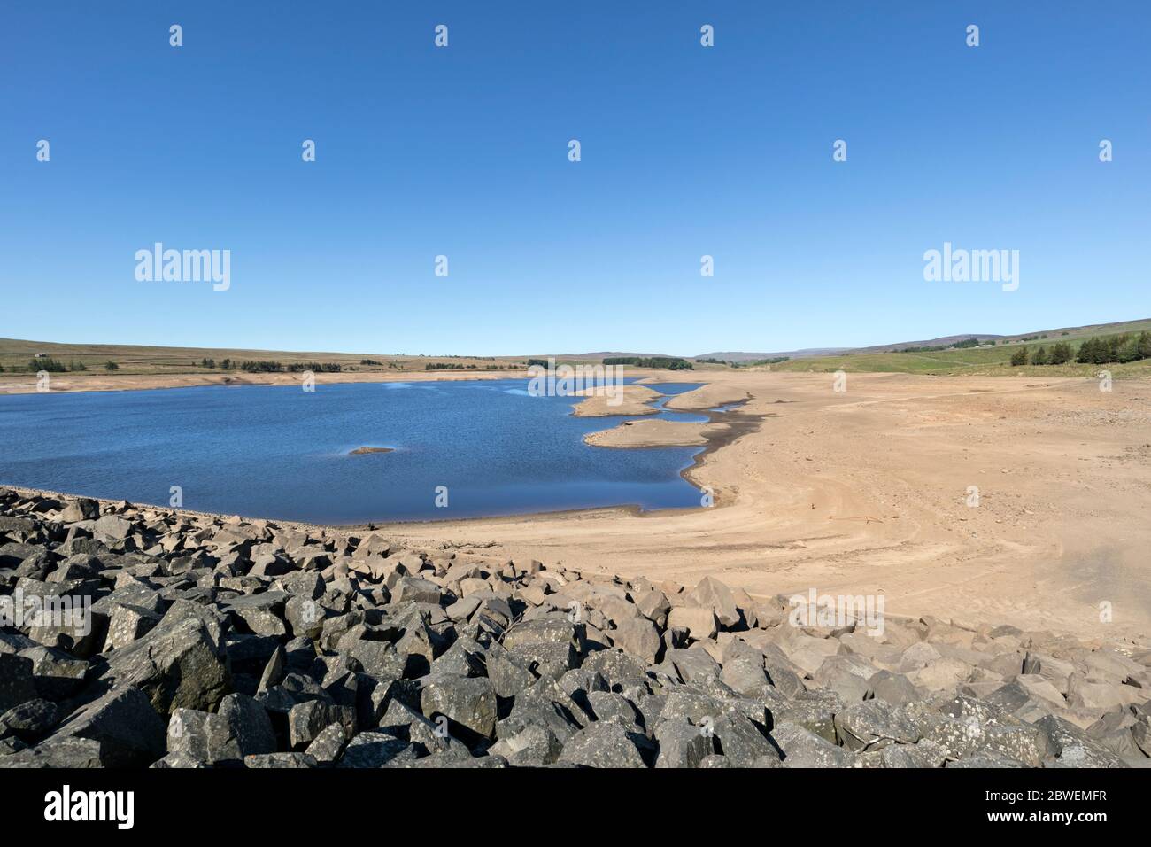 Selset Reservoir, Lunedale, comté de Durham, Royaume-Uni. 1er juin 2020. Météo Royaume-Uni. Après le plus sec de mai, associé à des travaux de réparation en aval, les rives parées et fissurées du réservoir Selset cuisent sous un soleil chaud. Crédit : David Forster/Alay Live News Banque D'Images