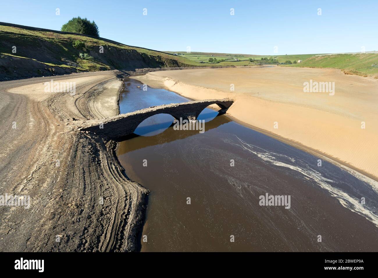 Grassholme Reservoir, Lunedale, comté de Durham, Royaume-Uni. 1er juin 2020. Météo Royaume-Uni. Après le plus sec des mois de mai, couplé aux travaux de réparation de réservoir en aval, cet ancien pont à cheval, qui est normalement complètement submergé, est maintenant haut et sec. Crédit : David Forster/Alay Live News Banque D'Images