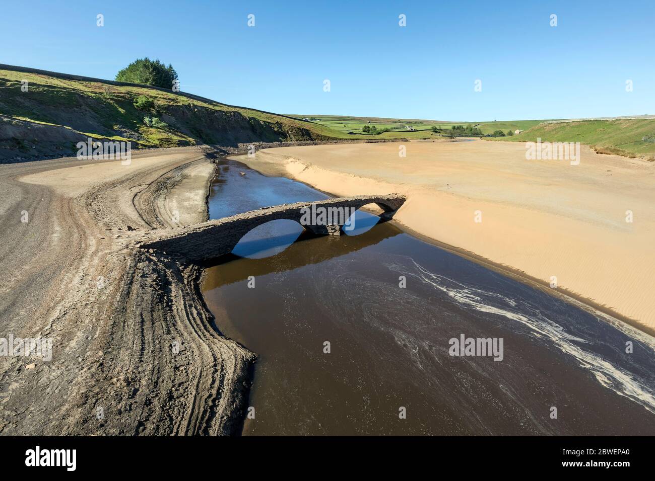 Grassholme Reservoir, Lunedale, comté de Durham, Royaume-Uni. 1er juin 2020. Météo Royaume-Uni. Après le plus sec des mois de mai, couplé aux travaux de réparation de réservoir en aval, cet ancien pont à cheval, qui est normalement complètement submergé, est maintenant haut et sec. Crédit : David Forster/Alay Live News Banque D'Images