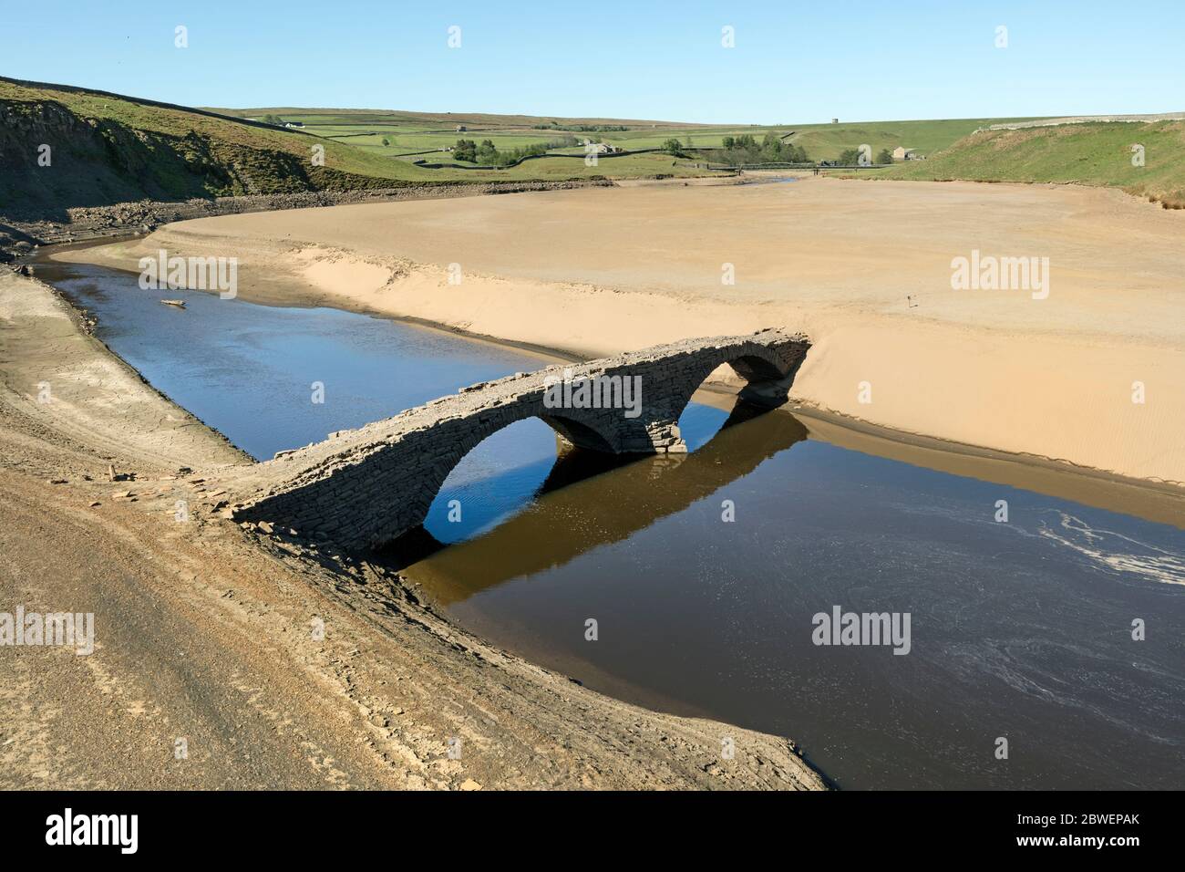 Grassholme Reservoir, Lunedale, comté de Durham, Royaume-Uni. 1er juin 2020. Météo Royaume-Uni. Après le plus sec des mois de mai, couplé aux travaux de réparation de réservoir en aval, cet ancien pont à cheval, qui est normalement complètement submergé, est maintenant haut et sec. Crédit : David Forster/Alay Live News Banque D'Images